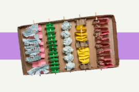 Zabawka dla papug DIY: kuweta do żerowania - szaszłyki